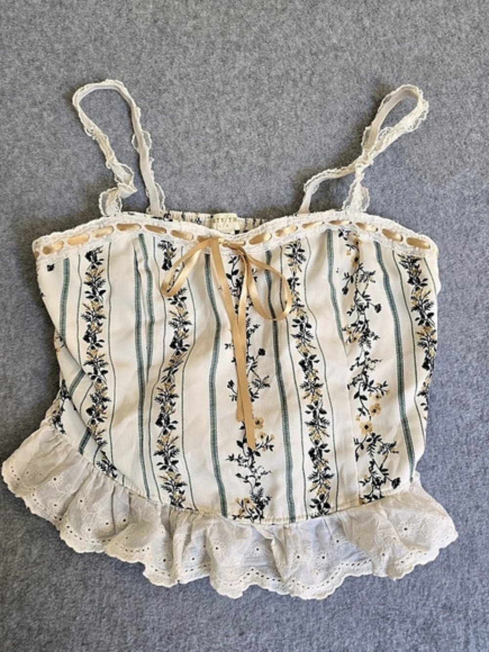 Thirty Three LA Y2K Floral Lace Ruffle Cami Medium